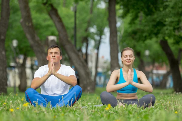 Att ha yoga praxis i park — Stockfoto