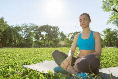 kadın parkta meditasyon