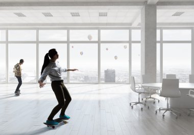 Gençler kaykay binmek