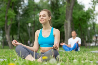 Yoga pratik parkta sahip