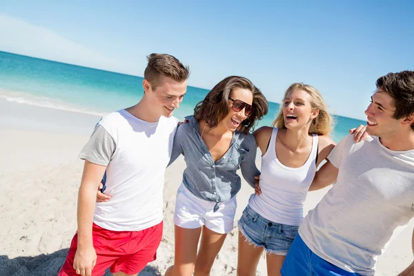 Компания молодых людей на пляже — стоковое фото