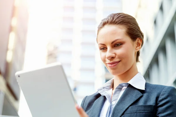 Portrait of business woman smiling outdoor — Stock Photo, Image