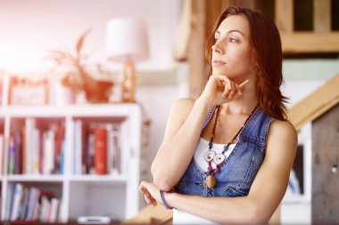 Yaratıcı ofiste duran genç kadın