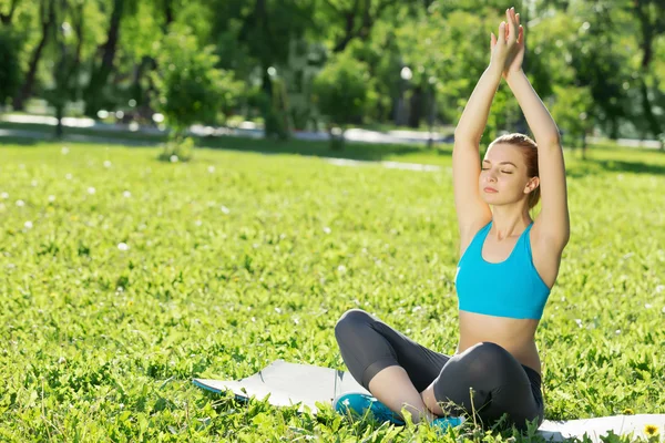 Vrouw mediteren in park — Stockfoto