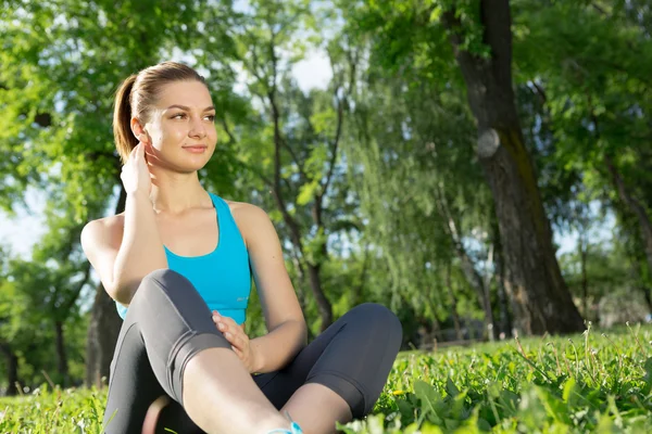 Woman meditating in park — Stock Photo, Image