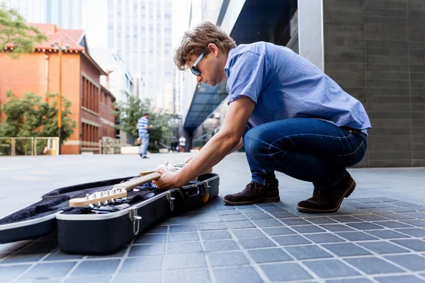 Junge Musikerin mit Gitarre in der Stadt — Stockfoto