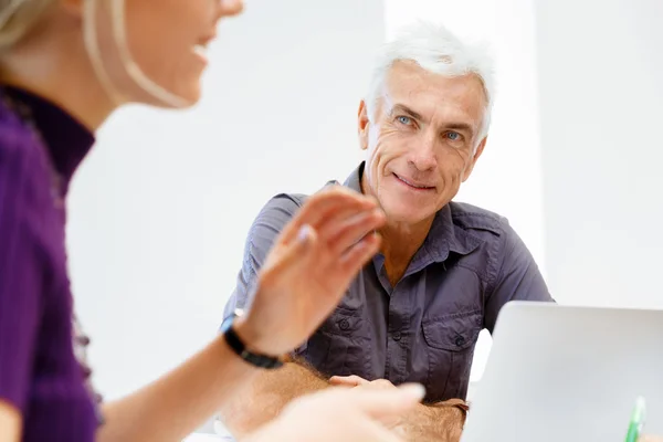 Knappe zakenman in office — Stockfoto