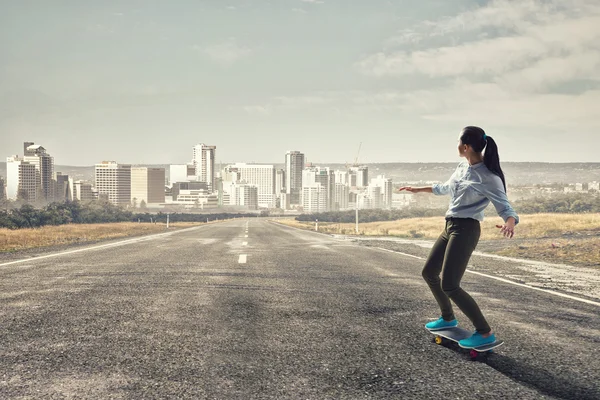 Dívka jízda skateboard — Stock fotografie