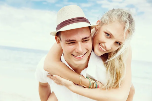 Romantische jonge paar op het strand — Stockfoto