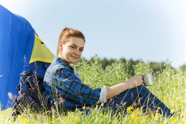 Kobieta turysta w las lato — Zdjęcie stockowe