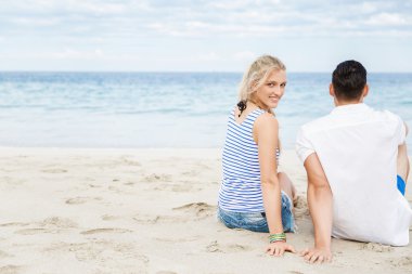 Sahilde oturup romantik genç Çift