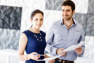 Modern ofisteki iş adamları