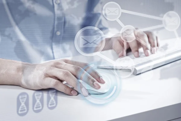 Man surfing the Internet — Stock Photo, Image