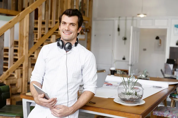 Giovane uomo in piedi in ufficio creativo — Foto Stock