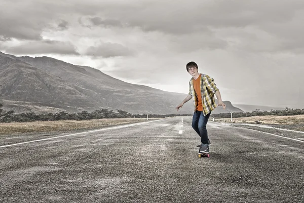 Junge fährt Skateboard — Stockfoto