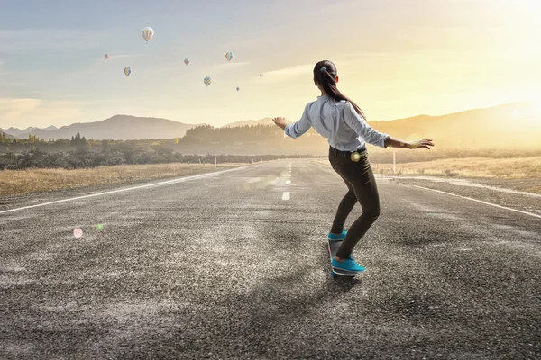 Ragazza corsa skateboard — Foto Stock