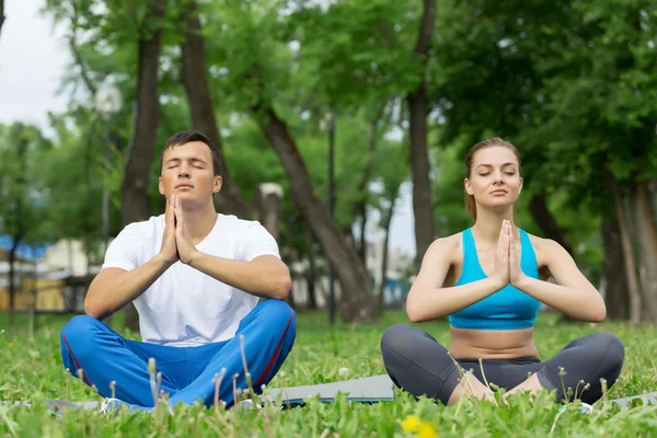 Att ha yoga praxis i park — Stockfoto