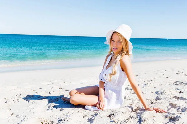 Ung kvinna avkopplande på stranden — Stockfoto