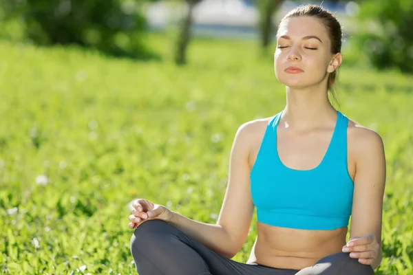 Vrouw mediteren in park — Stockfoto