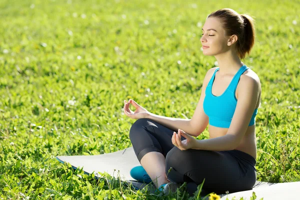 Жінка медитує в парку — стокове фото