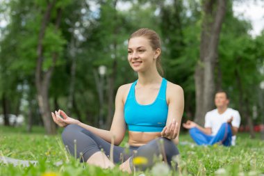 Yoga pratik parkta sahip