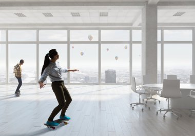 Gençler kaykay binmek