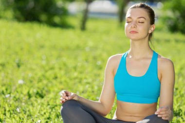 kadın parkta meditasyon