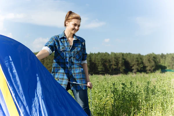 Donna tenda di fissaggio — Foto Stock