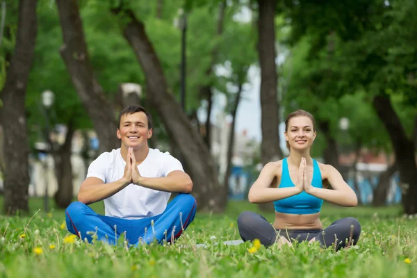 Pratique du yoga dans le parc — Photo