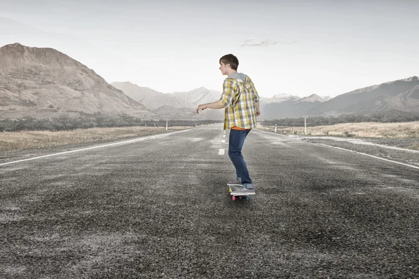 Pojke åka skateboard — Stockfoto
