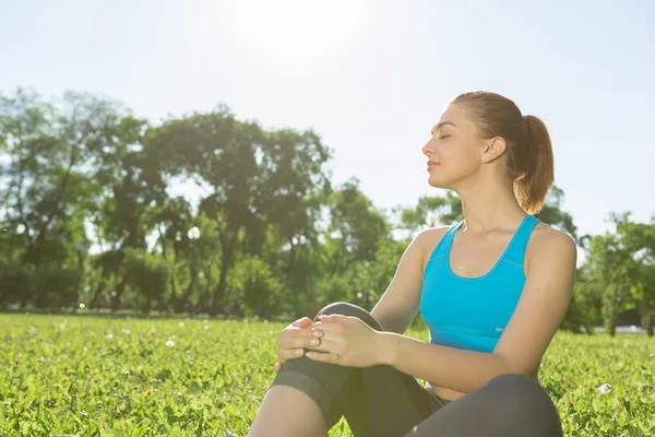 Kadın parkta meditasyon — Stok fotoğraf