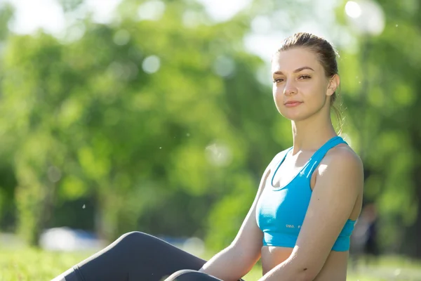 Woman meditating in park — Stock Photo, Image