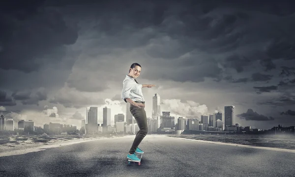 Menina andar de skate — Fotografia de Stock