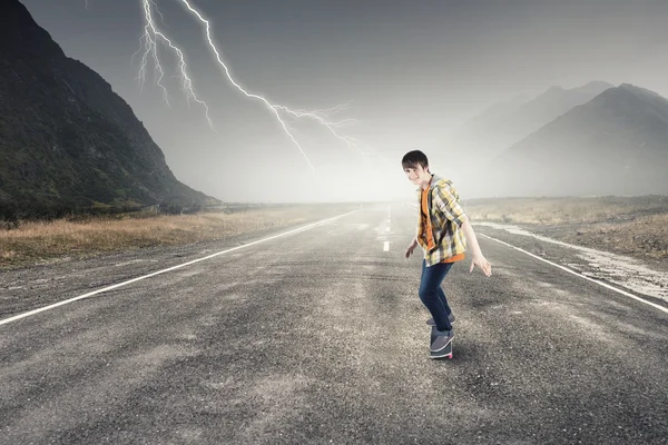 Pojke åka skateboard — Stockfoto