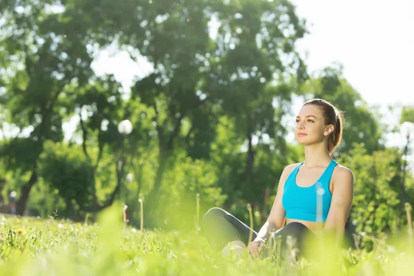 Frau meditiert im Park — Stockfoto