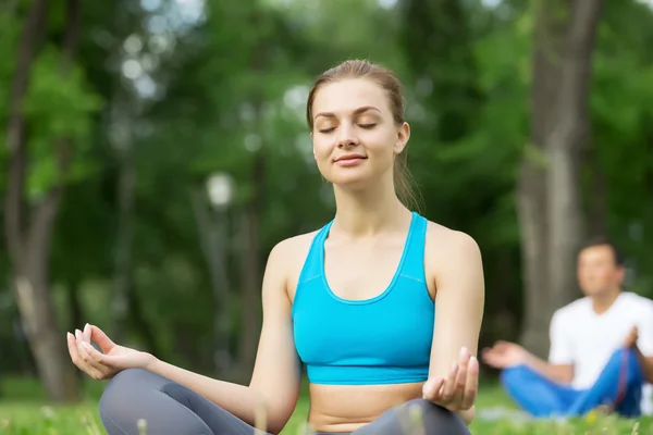 Yoga-Praxis im Park — Stockfoto