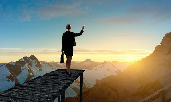 Businesswoman stand on berth — Stock Photo, Image