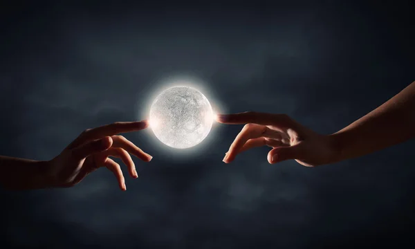 Δάχτυλο φθάνοντας πλανήτη Σελήνη — Φωτογραφία Αρχείου