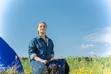 Uzun yürüyüşe çıkan kimse kadın yaz ormandaki