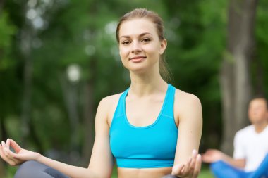 Yoga pratik parkta sahip