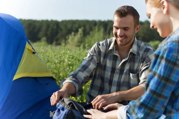 Coppia campeggio nella foresta — Foto Stock