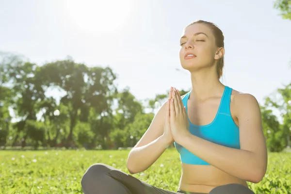 Mujer meditando en el parque —  Fotos de Stock