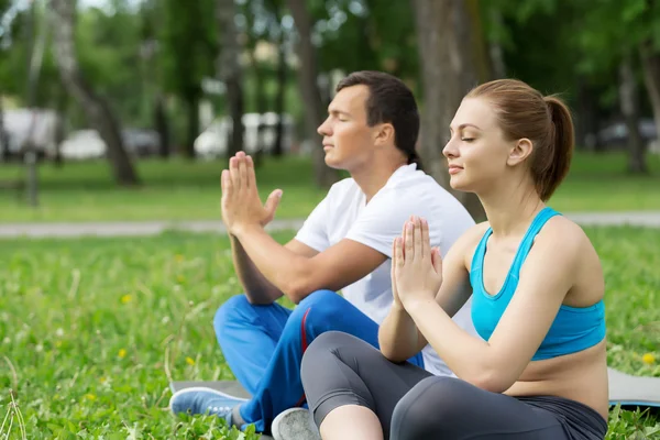 Att ha yoga praxis i park — Stockfoto