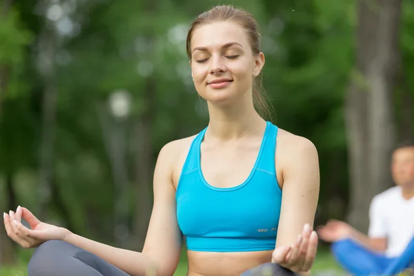 Tener práctica de yoga en el parque —  Fotos de Stock