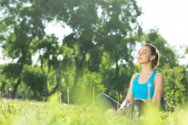 Mulher meditando no parque — Fotografia de Stock