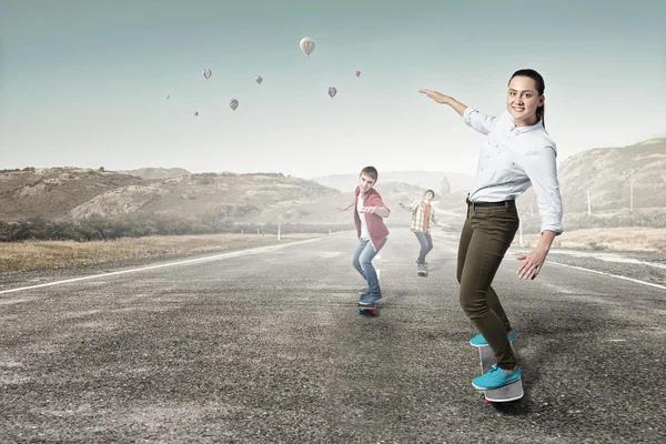 Young people riding skateboard — Stock Photo, Image