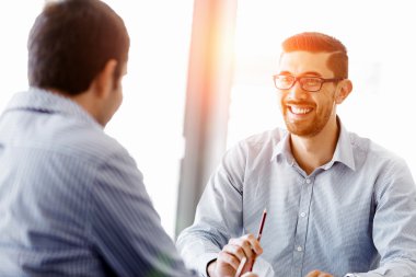 Çekici ofis çalışanı masada oturuyor.