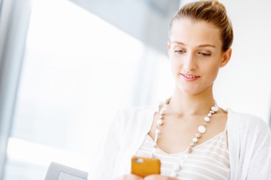 Çekici ofis çalışanı masada oturuyor.