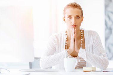 Çekici ofis çalışanı masada oturuyor.