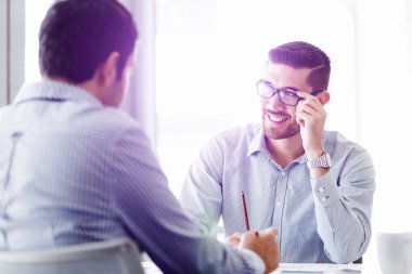 Çekici ofis çalışanı masada oturuyor.